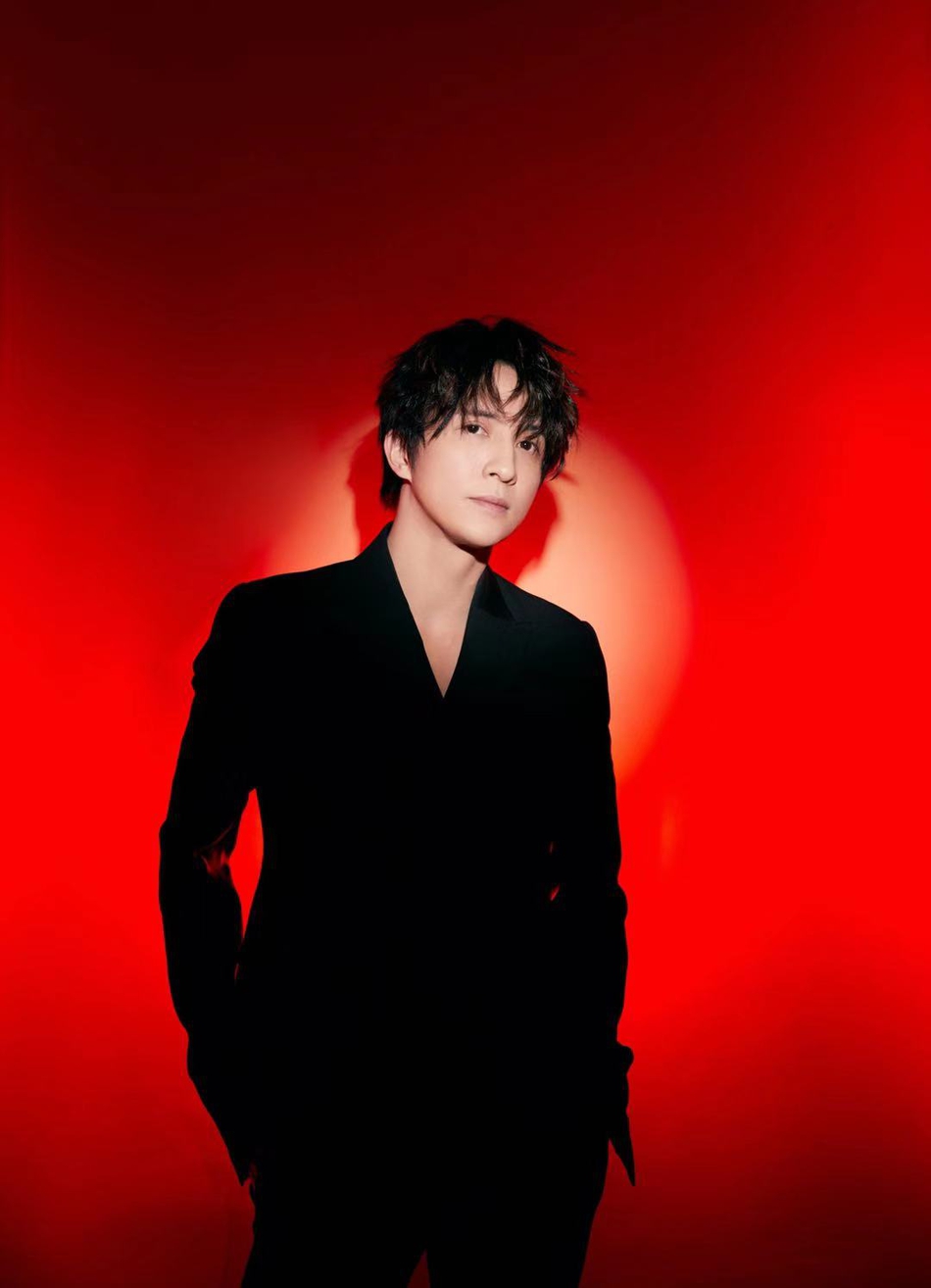 2019微博之夜红毯:薛之谦经典黑色西装简约有型_高清图集_新浪网