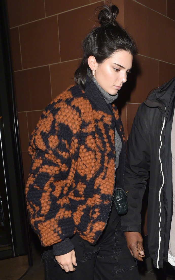 肯豆梳丸子头穿豹纹夹克帅气减龄