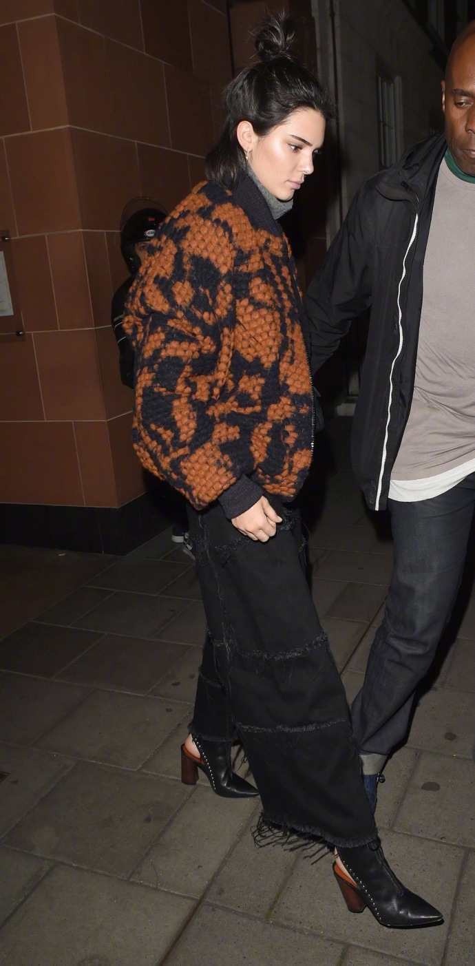 肯豆梳丸子头穿豹纹夹克帅气减龄