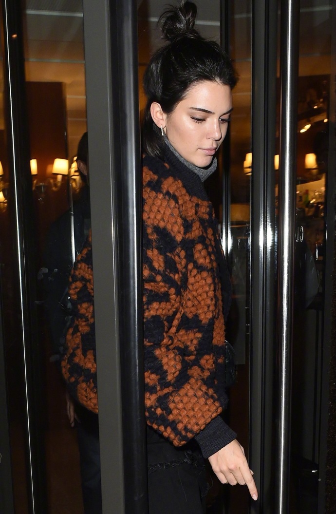 肯豆梳丸子头穿豹纹夹克帅气减龄