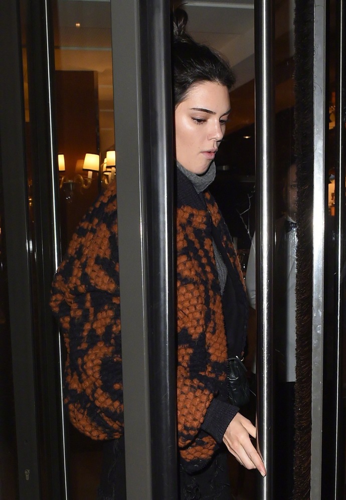 肯豆梳丸子头穿豹纹夹克帅气减龄