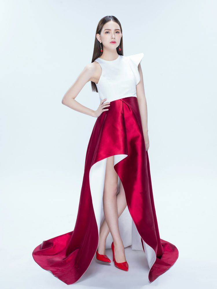 昆凌身材窈窕 穿礼服露香肩美腿展现东方美