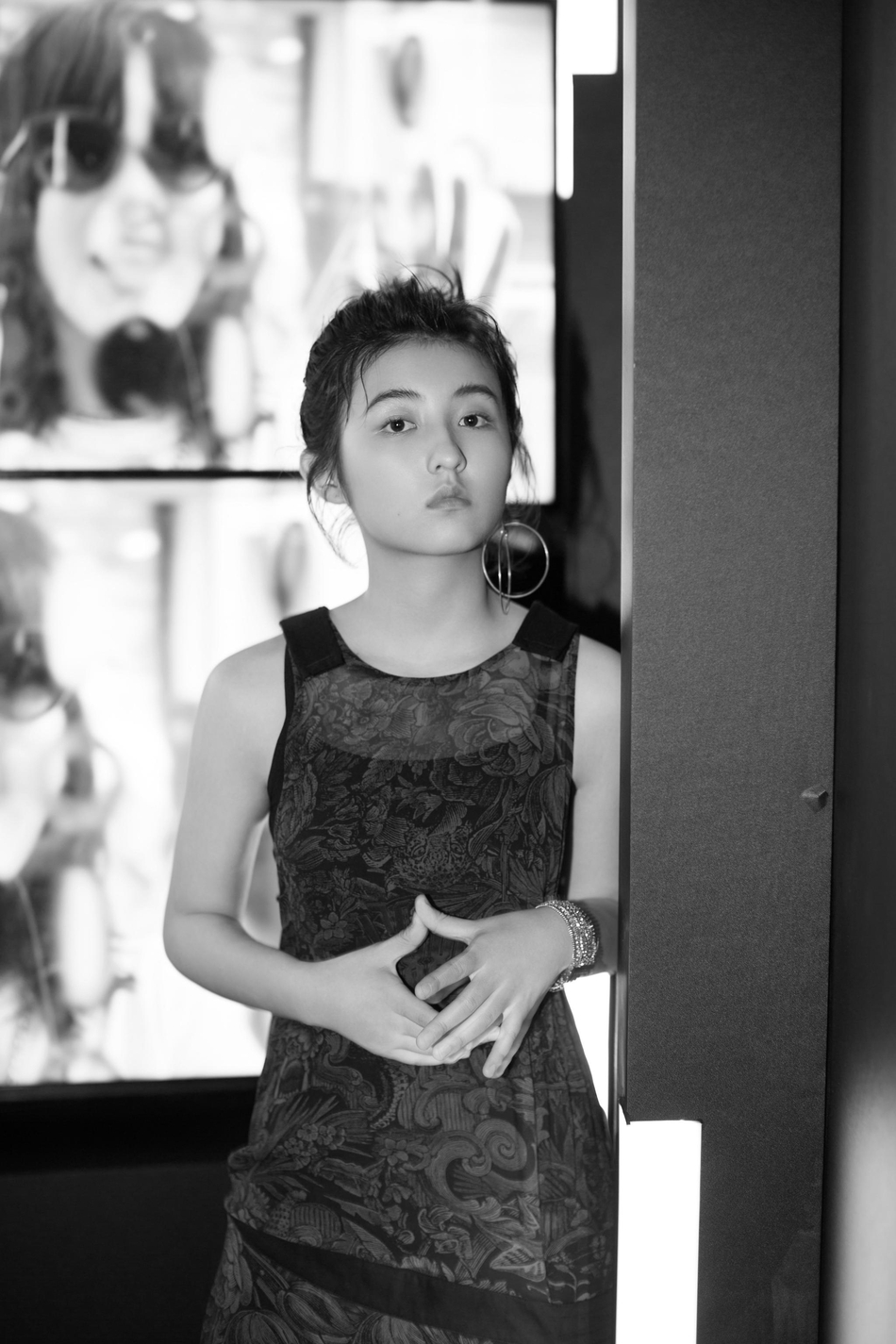 张子枫现身时尚活动 一袭印花黑裙小秀优雅