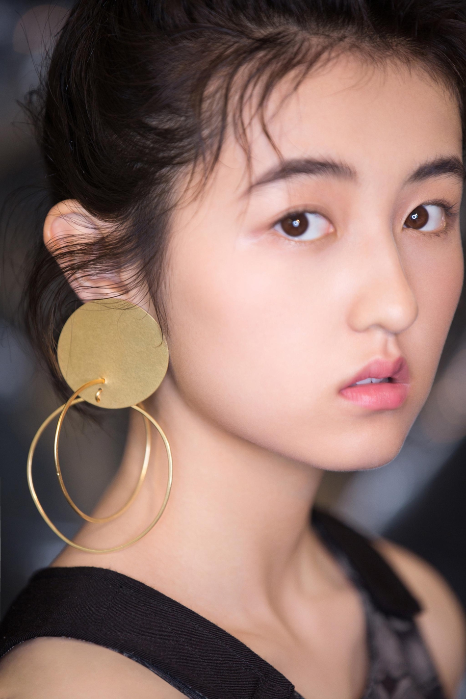 张子枫现身时尚活动一袭印花黑裙小秀优雅