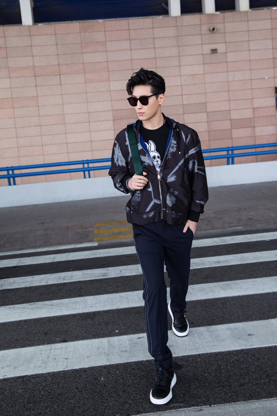 窦骁启程巴黎男装周 展现绅士的多面气质