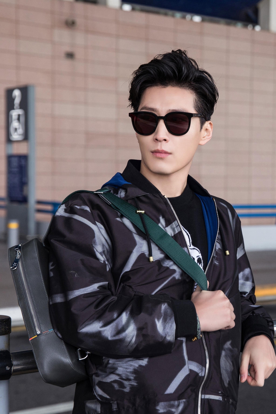 窦骁启程巴黎男装周 展现绅士的多面气质