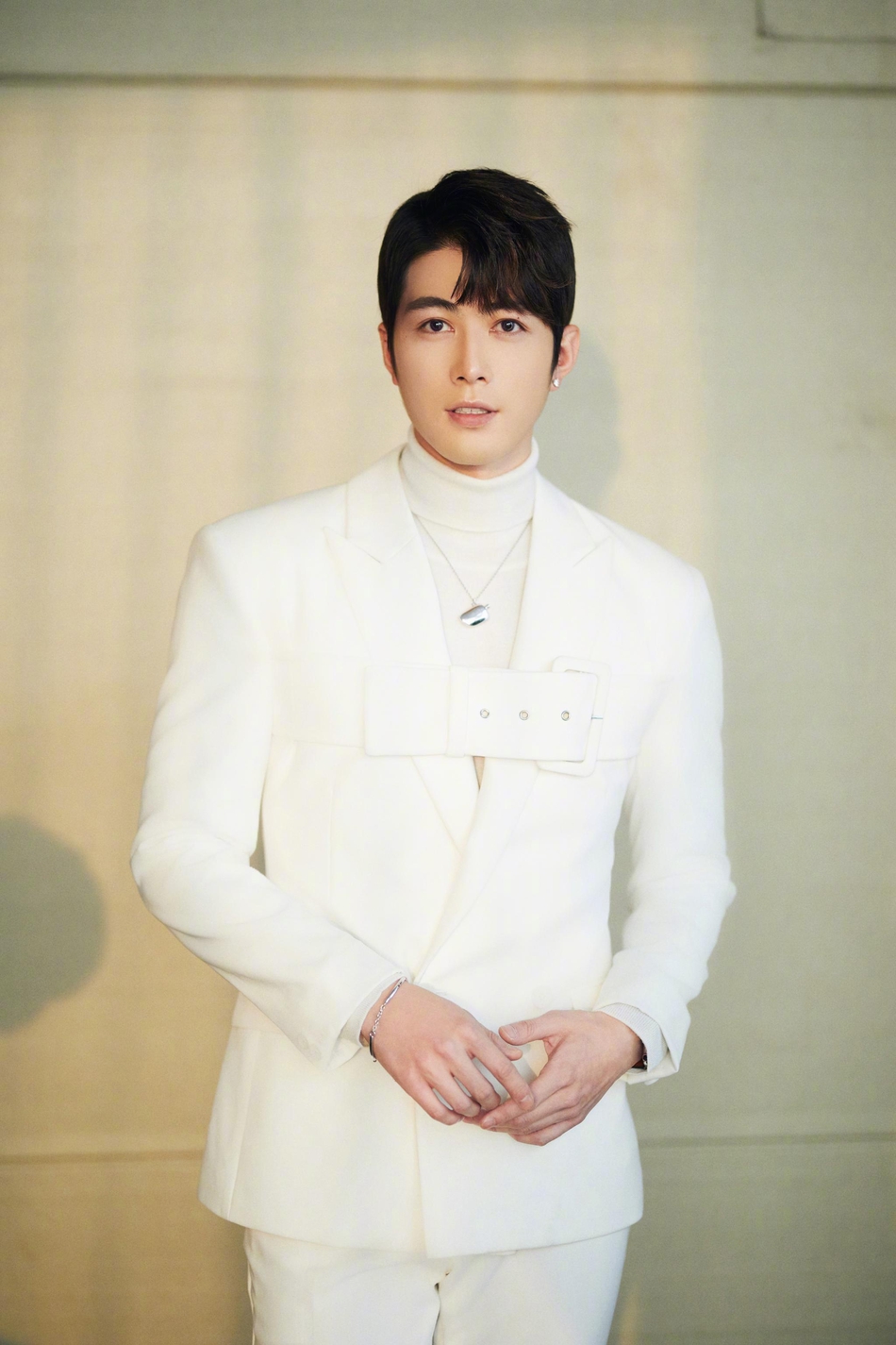 陈学冬穿纯白西服套装 变白马王子帅气满分