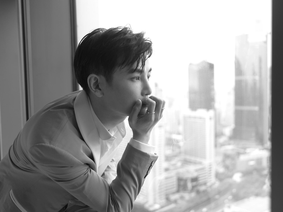 孙坚亮相颁奖礼雾霾蓝色西装尽显绅士本色