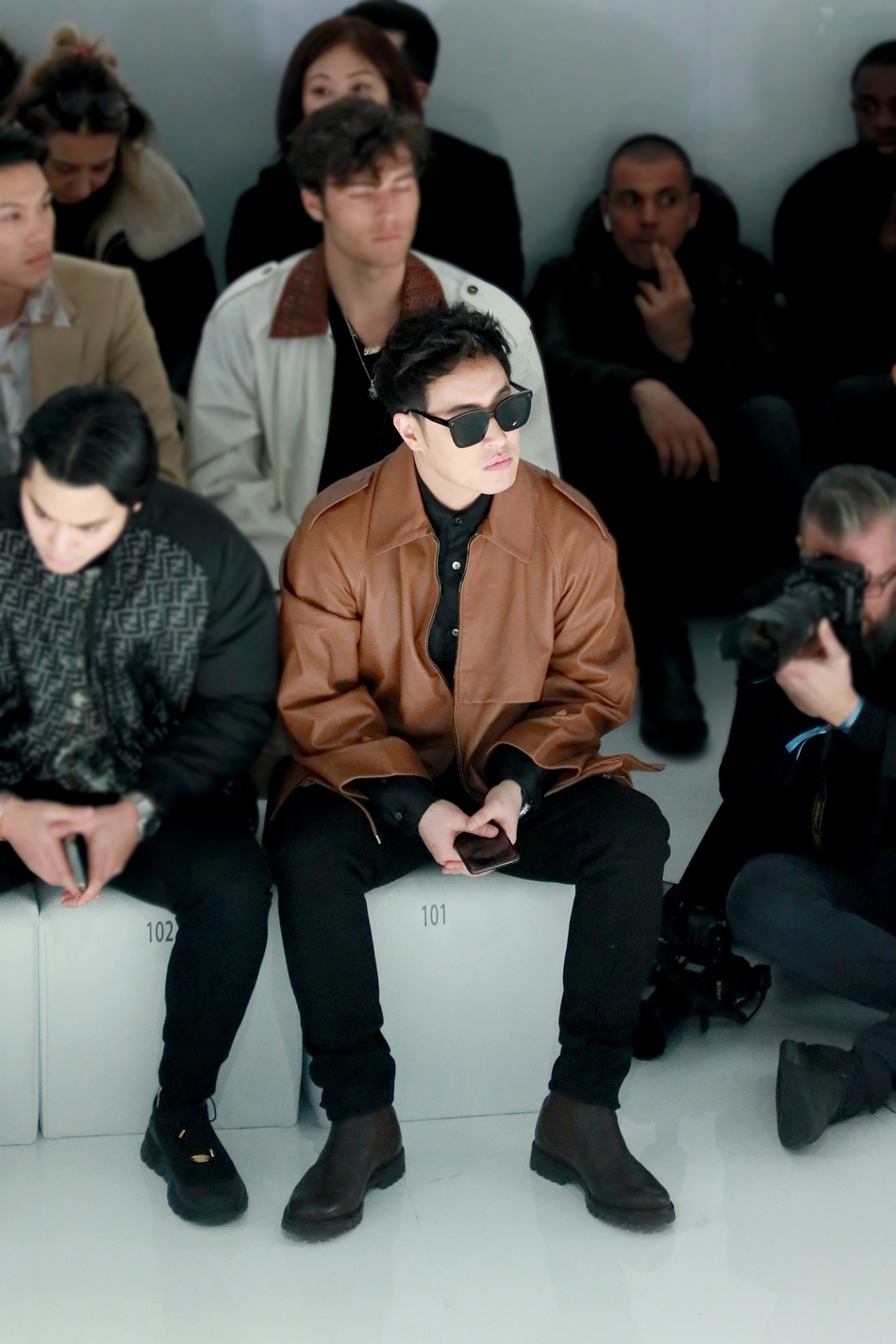 潘玮柏亮相米兰男装周 化身"墨镜潘"酷帅十足