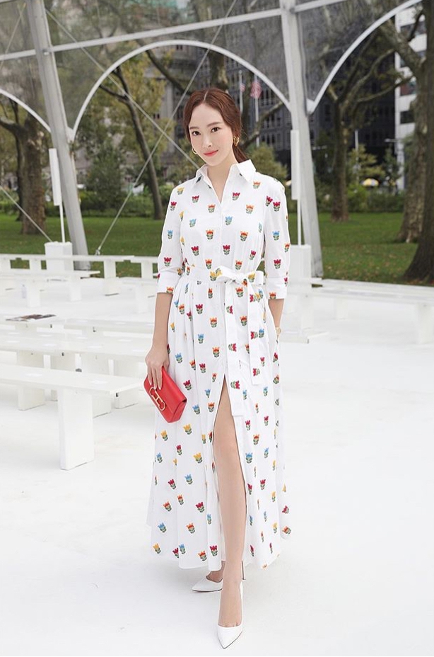 郑秀妍助阵纽约时装周 碎花白裙显优雅气质_高清图集_新浪网