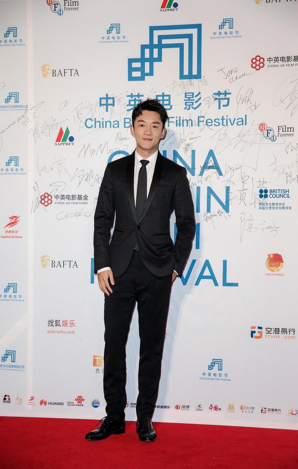 郑恺亮相中英电影节 西服正装绅士优雅