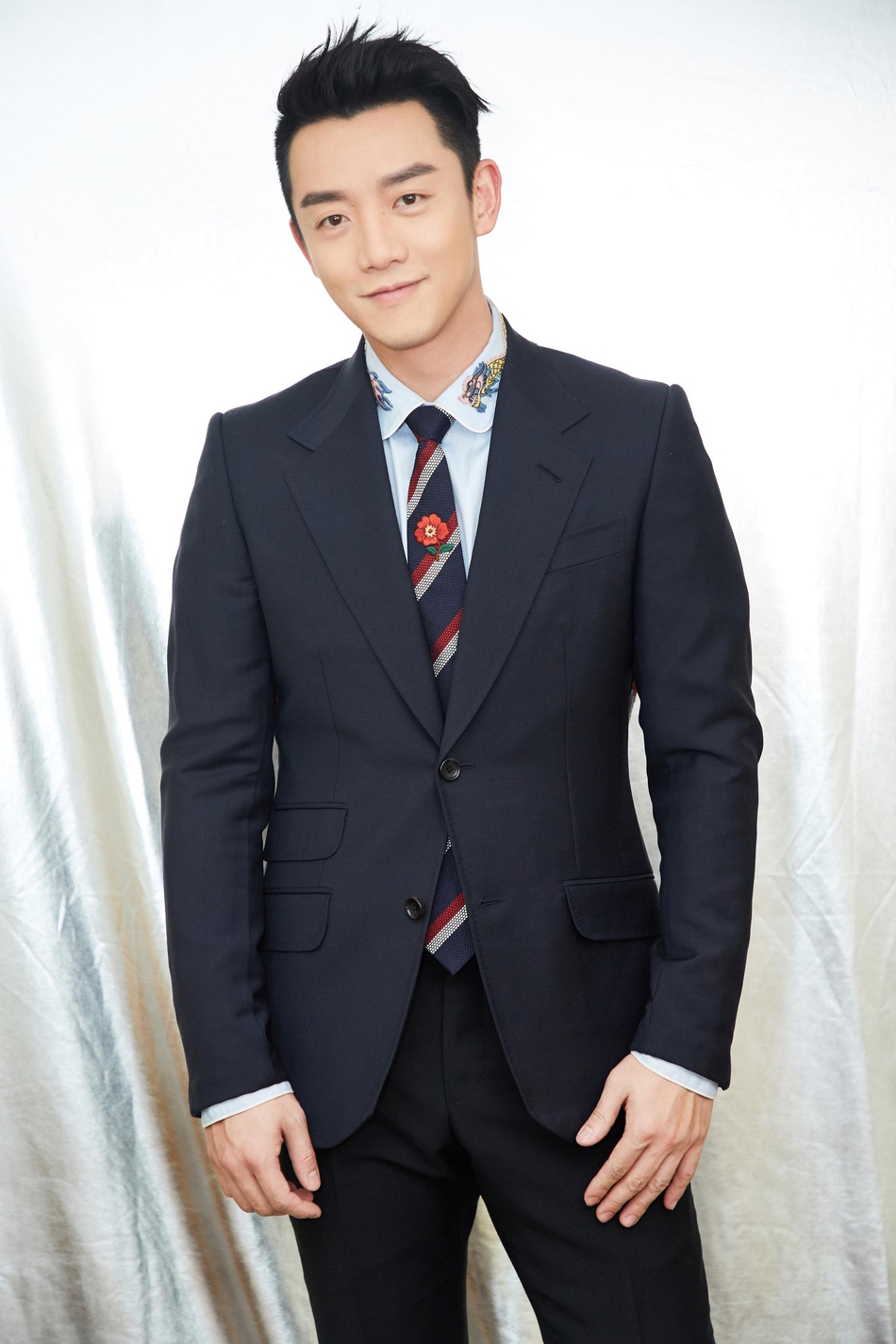 郑恺亮相春晚穿刺绣西服优雅帅气