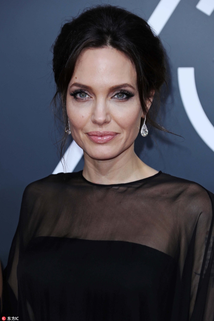 安吉丽娜-朱莉穿黑色长裙亮相第75届金球奖红毯