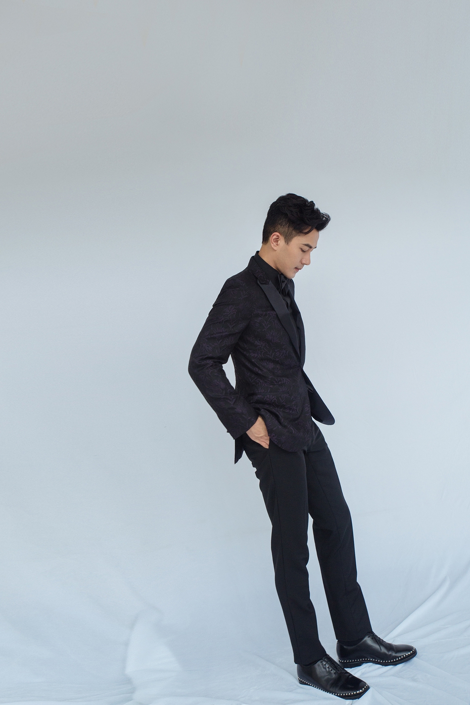 刘恺威出席活动 暗纹西装风度翩翩