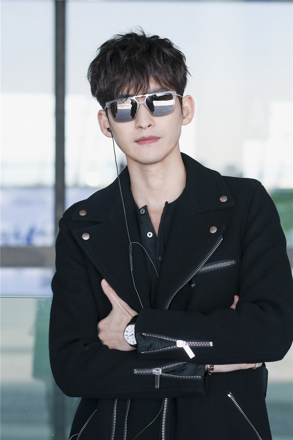 张翰出发前往日内瓦表展 黑色大衣硬朗帅气