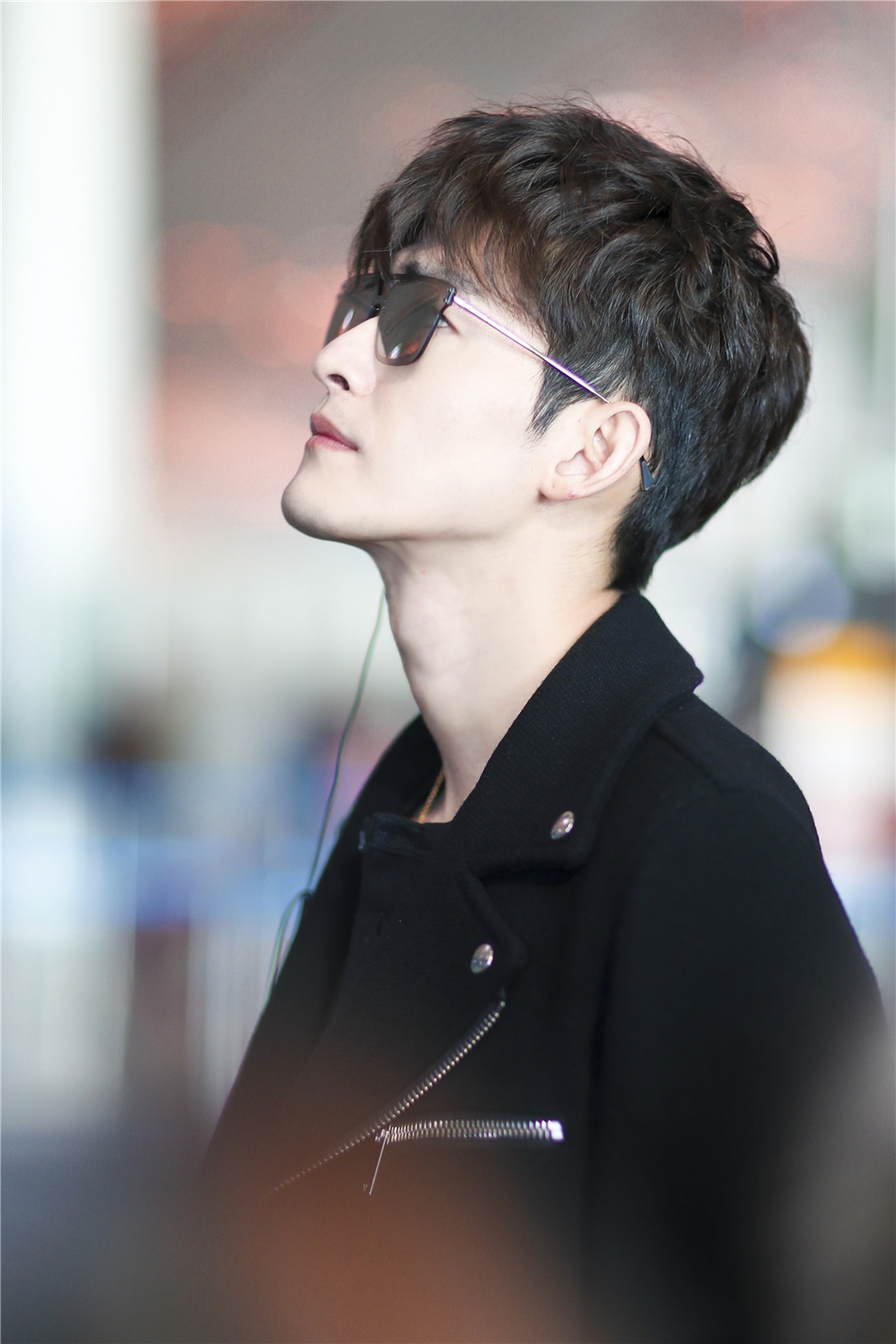 张翰出发前往日内瓦表展 黑色大衣硬朗帅气