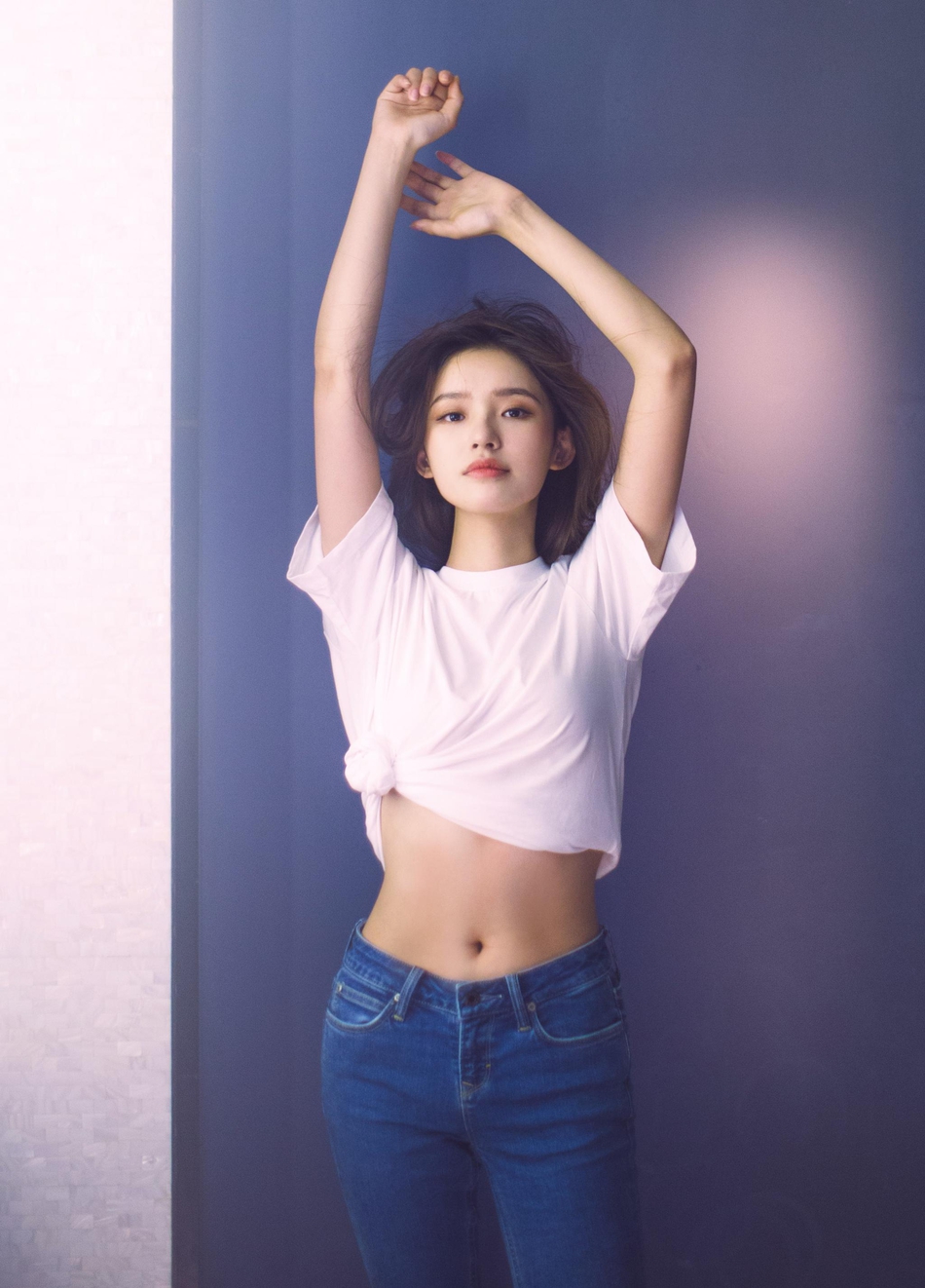 林允白t配牛仔秀人鱼线 尽显好身材