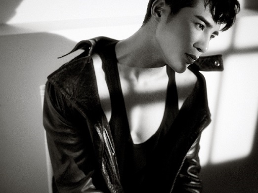 姜潮皮衣写真曝光 尽显干练不羁