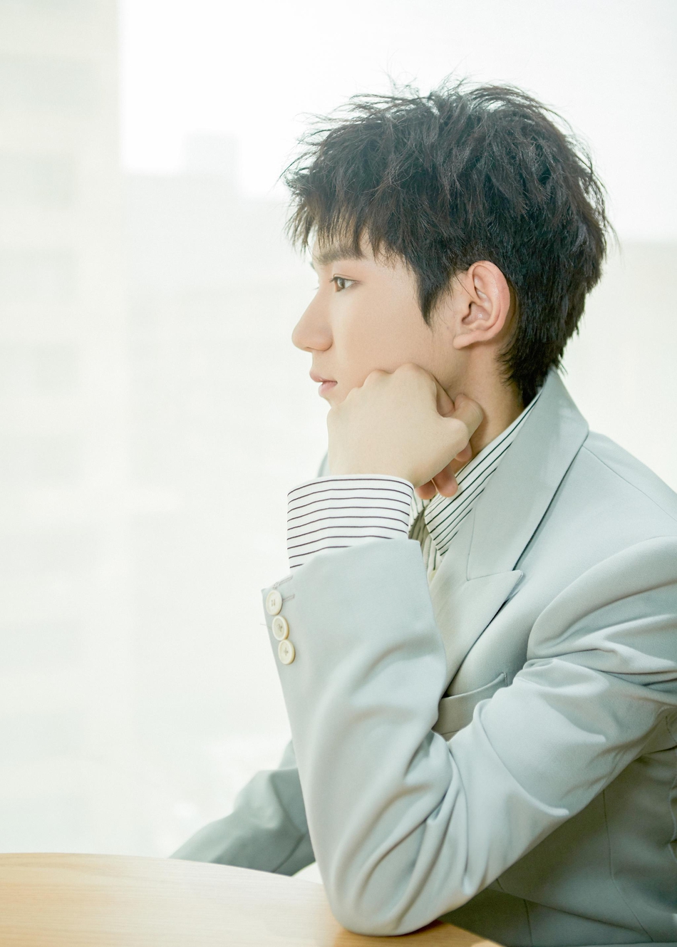 明星爱大牌:王源灰色西装清朗俊逸