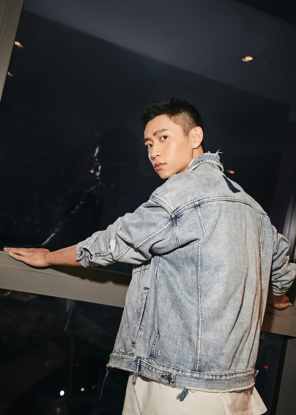 魏晨寸头演绎潮酷型男牛仔造型阳光帅气