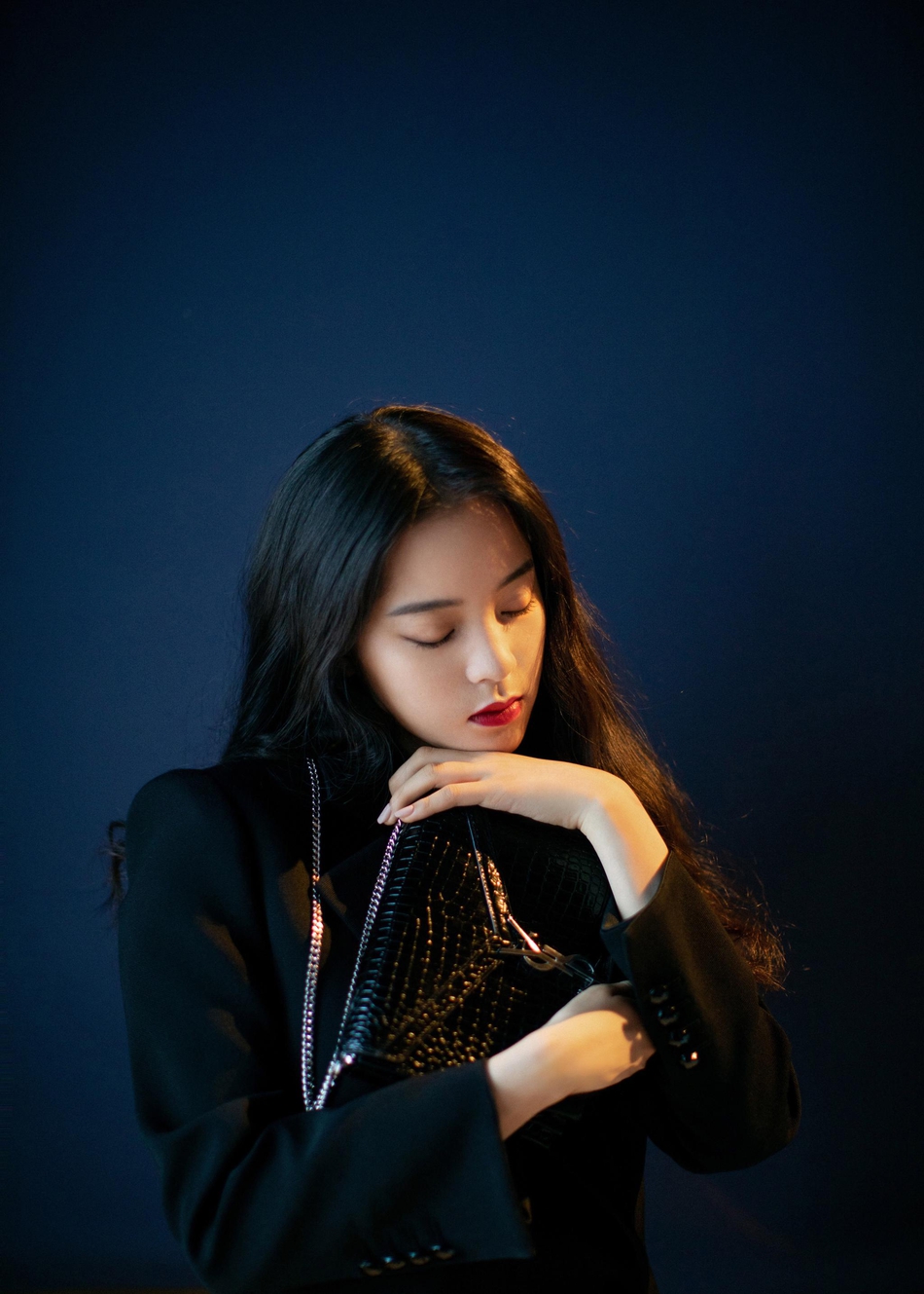 欧阳娜娜亮相巴黎时装周 垫肩西装裙时髦个性