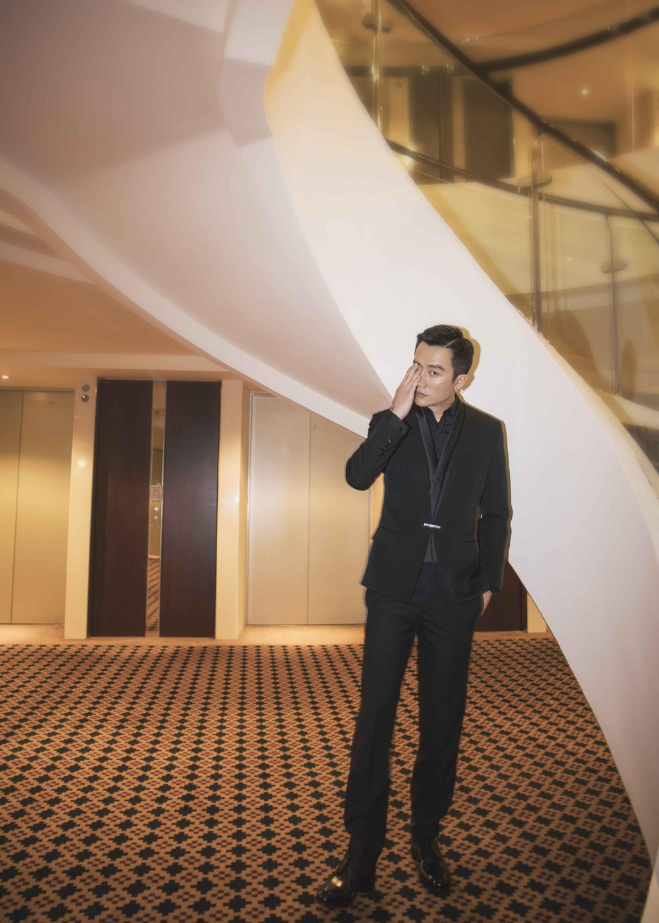 黄轩亮相品牌上海高订大秀 经典黑色西装气宇非凡