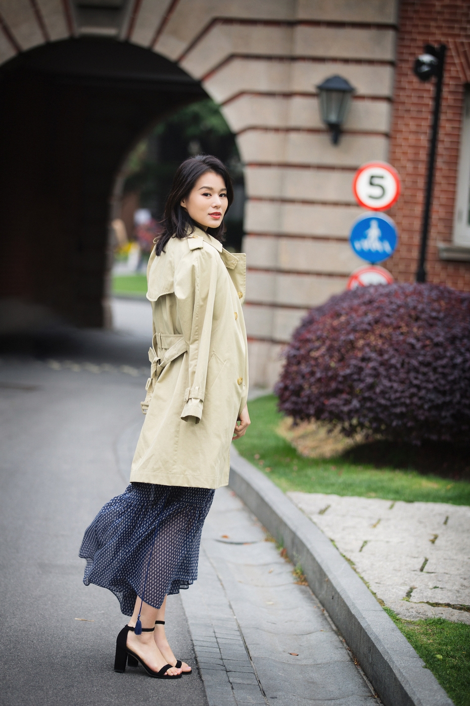 胡杏儿亮相时尚活动 硬朗柔美兼具