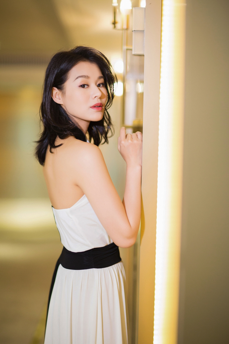 胡杏儿亮相时尚活动 硬朗柔美兼具