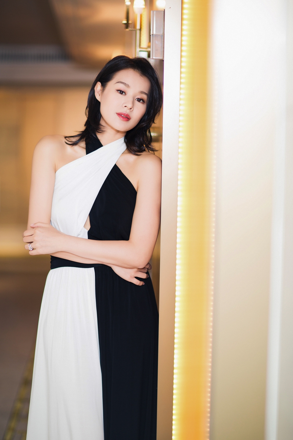 胡杏儿亮相时尚活动 硬朗柔美兼具