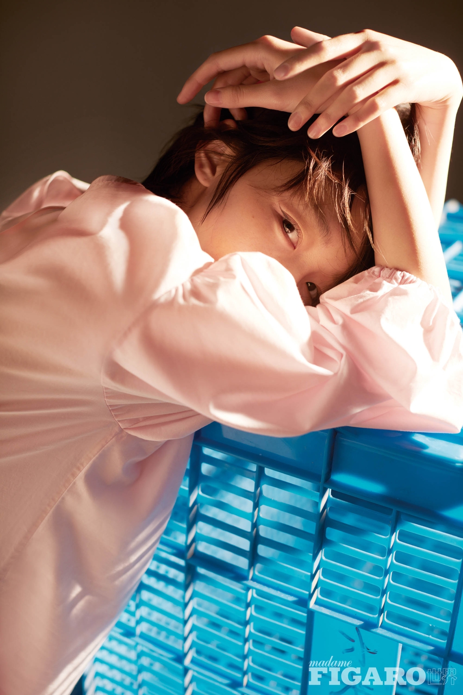 周冬雨登杂志五月刊封面 淡雅清新悠然自若