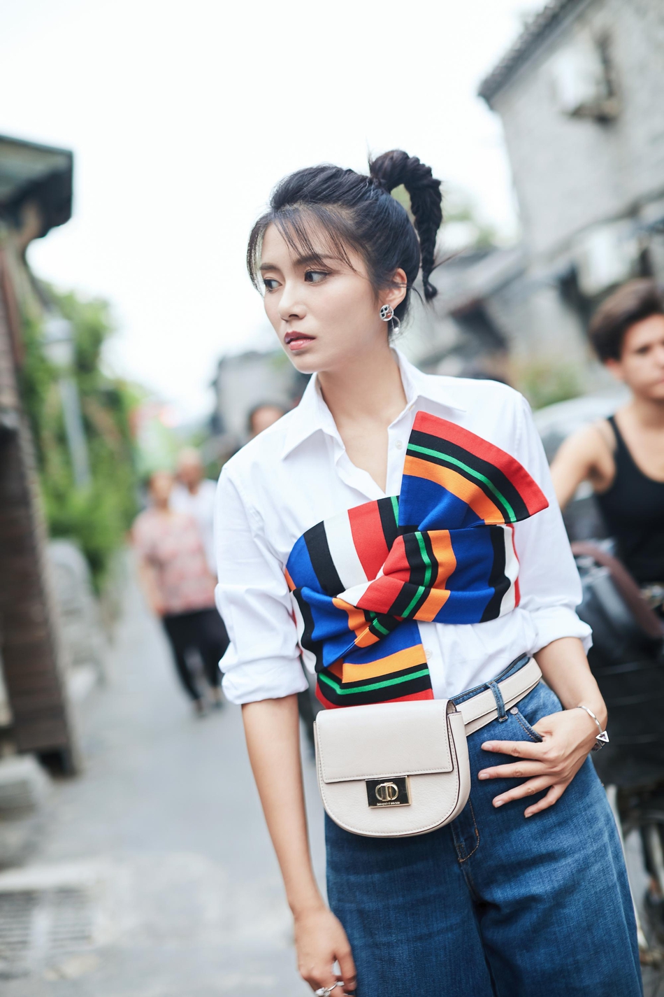 俞思远胡同游主题街拍曝光 马尾辫英气十足