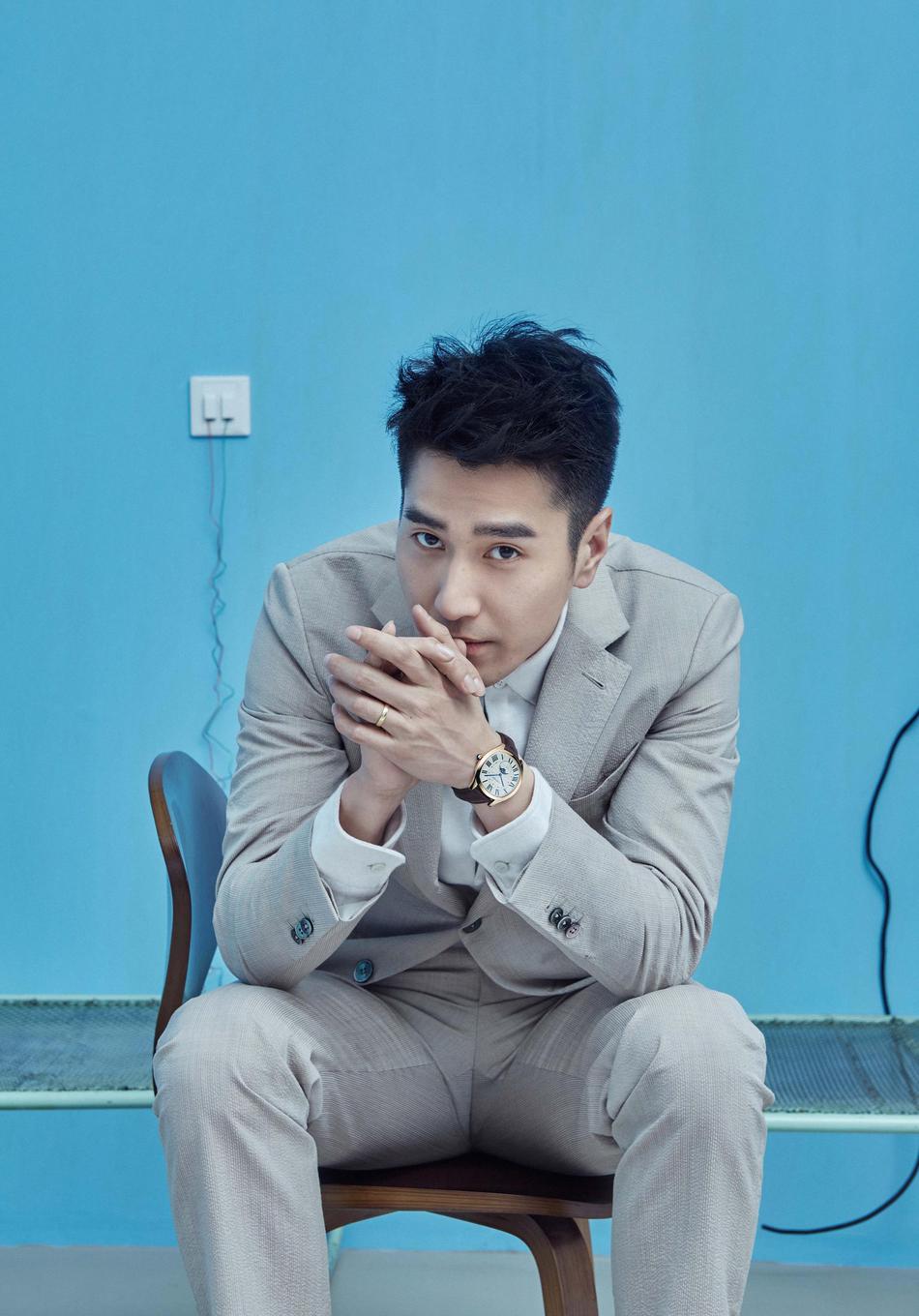 赵又廷拍摄封面大片 休闲夹克配衬衫眼神撩人