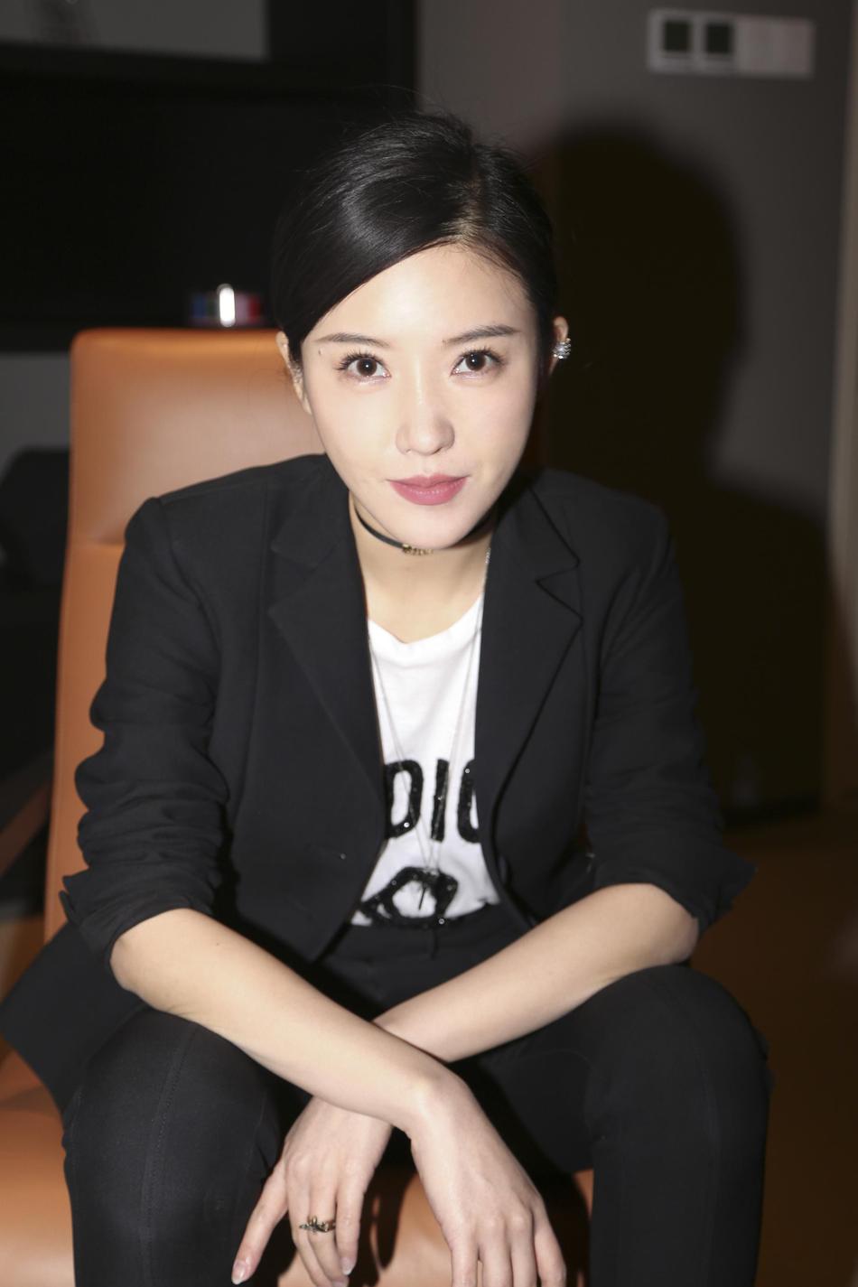 杨子姗黑色小西服出席活动 皮肤无瑕白皙抢眼
