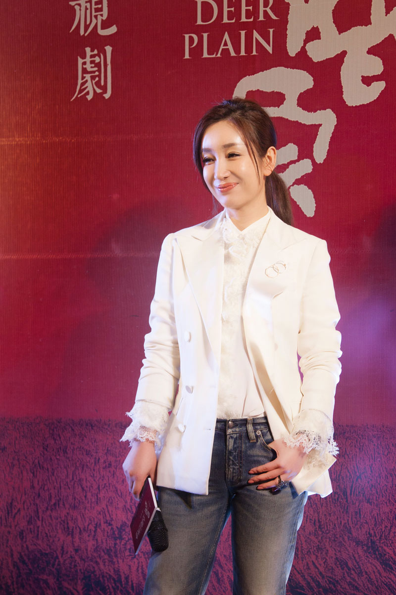 秦海璐出席新剧点映会 干练西装英气十足