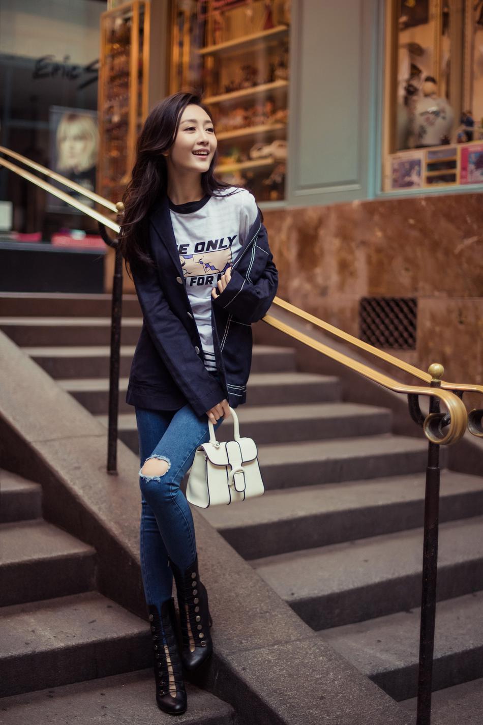 王鸥巴黎街拍大片曝光 牛仔配短靴优雅帅气