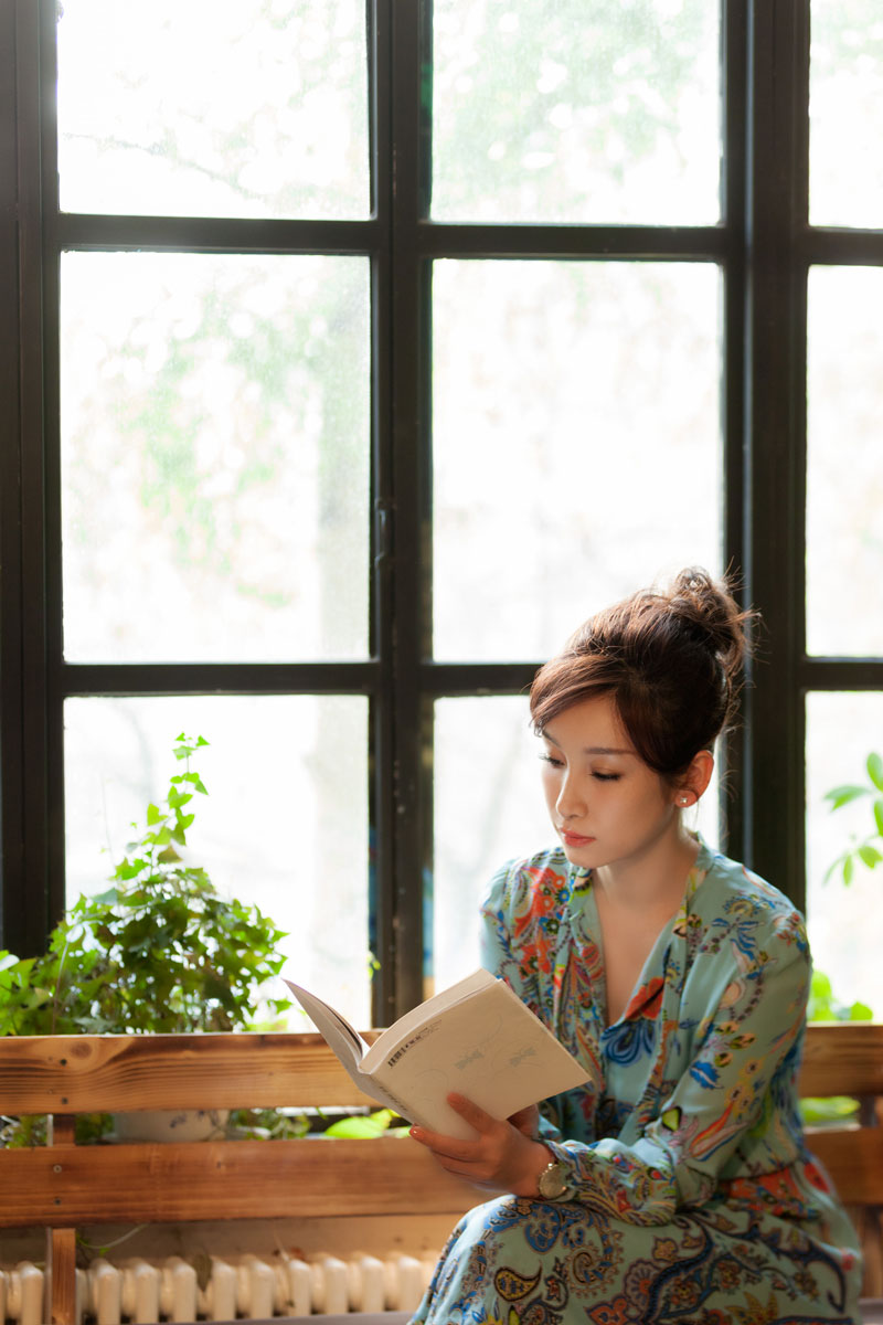 秦海璐恬静读书 文艺随性气质尽显