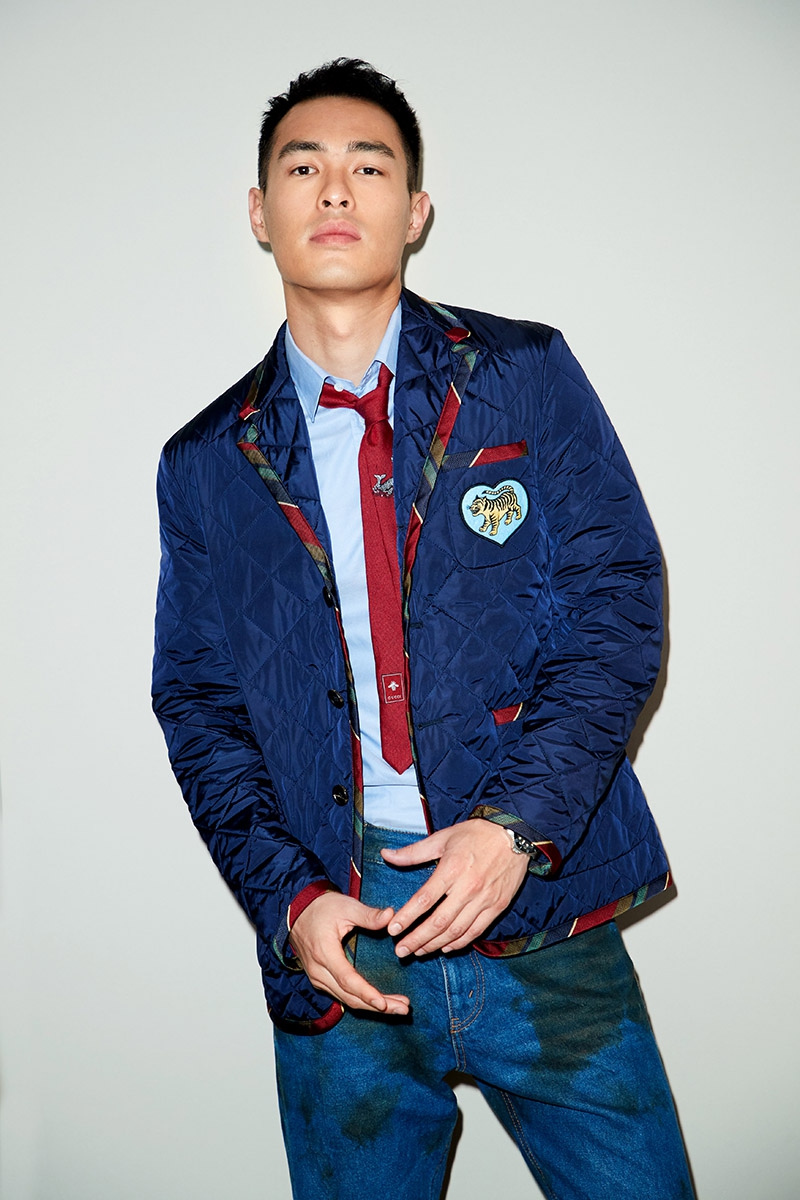 杨佑宁亮相上海国际电影节 格纹外套复古范儿十足