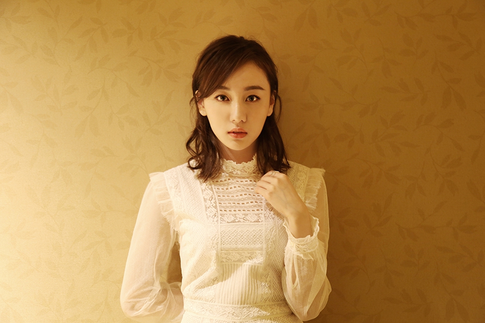 夏恩亮相首映礼尽显软妹攻 简约白裙化身校园女神