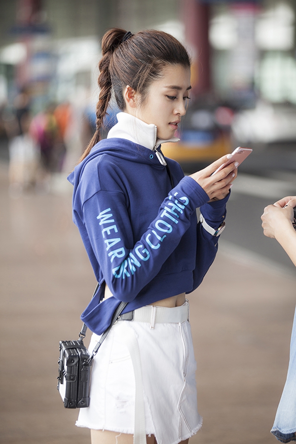 李若嘉运动装现身机场 活泼高马尾少女感十足_高清图集_新浪网