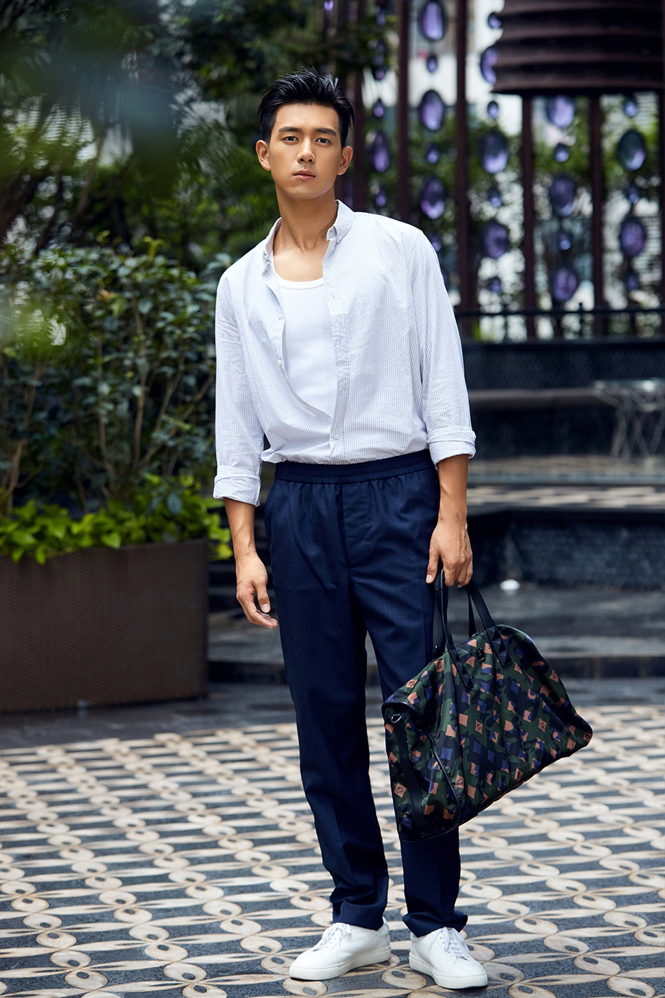 李现拍摄街拍大片 清爽英俊夏日风十足_高清图集_新浪网