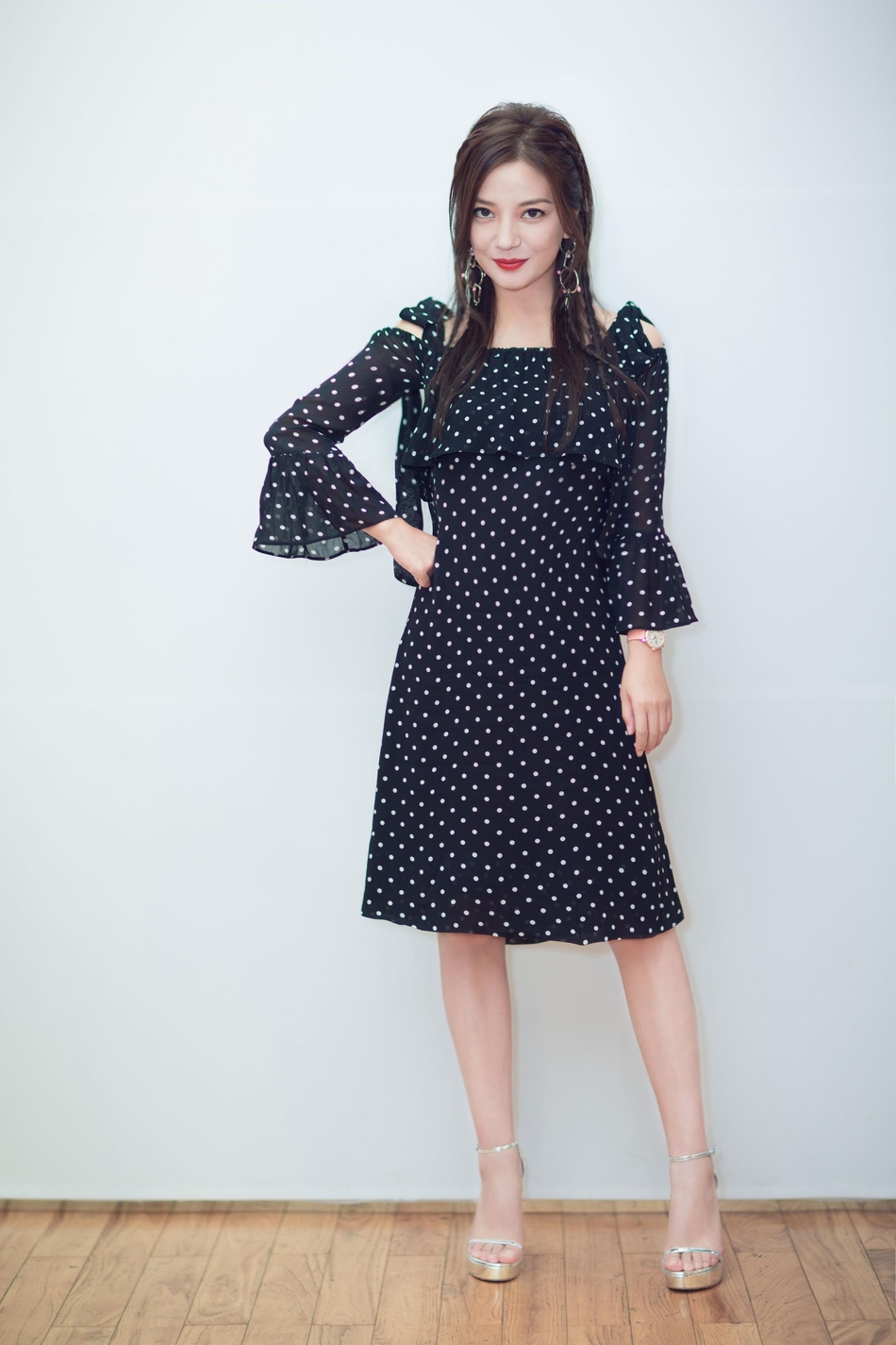 赵薇侧辫配波点美如画