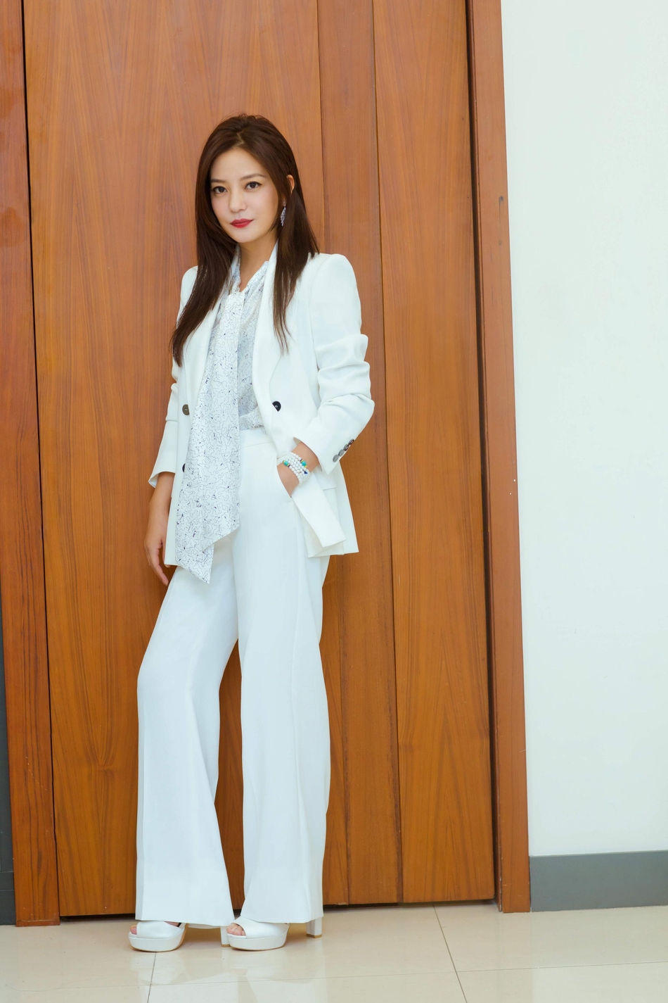 赵薇白色西服干练优雅