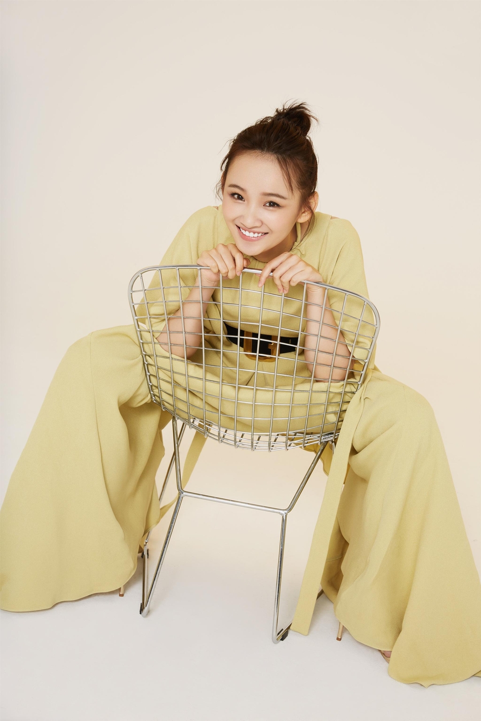 梁宝羚俏皮写真曝光 清丽少女范十足