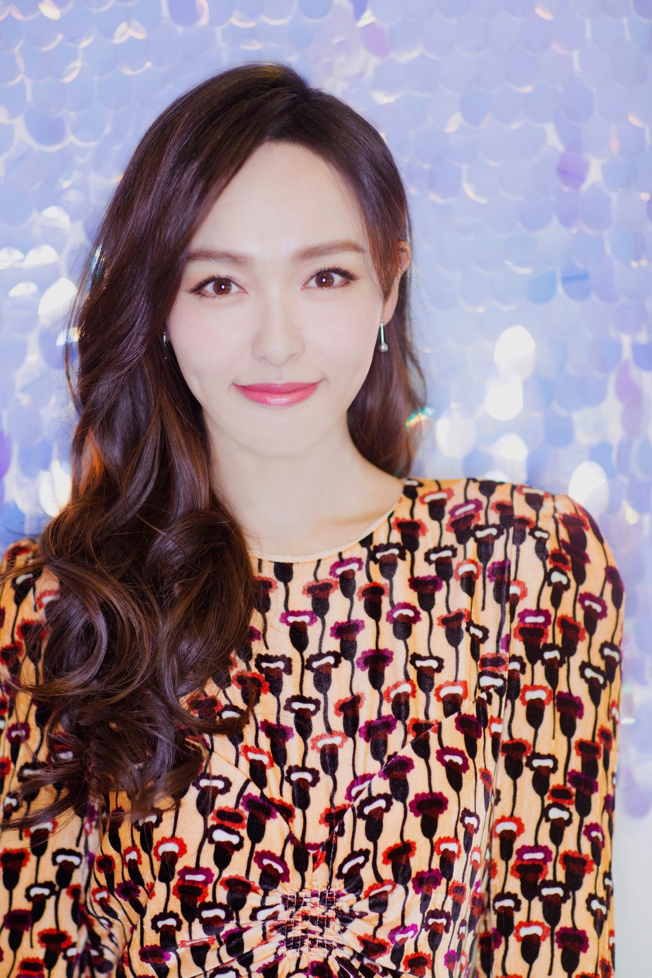 每日美搭 唐嫣印花裙秀美腿甜美优雅