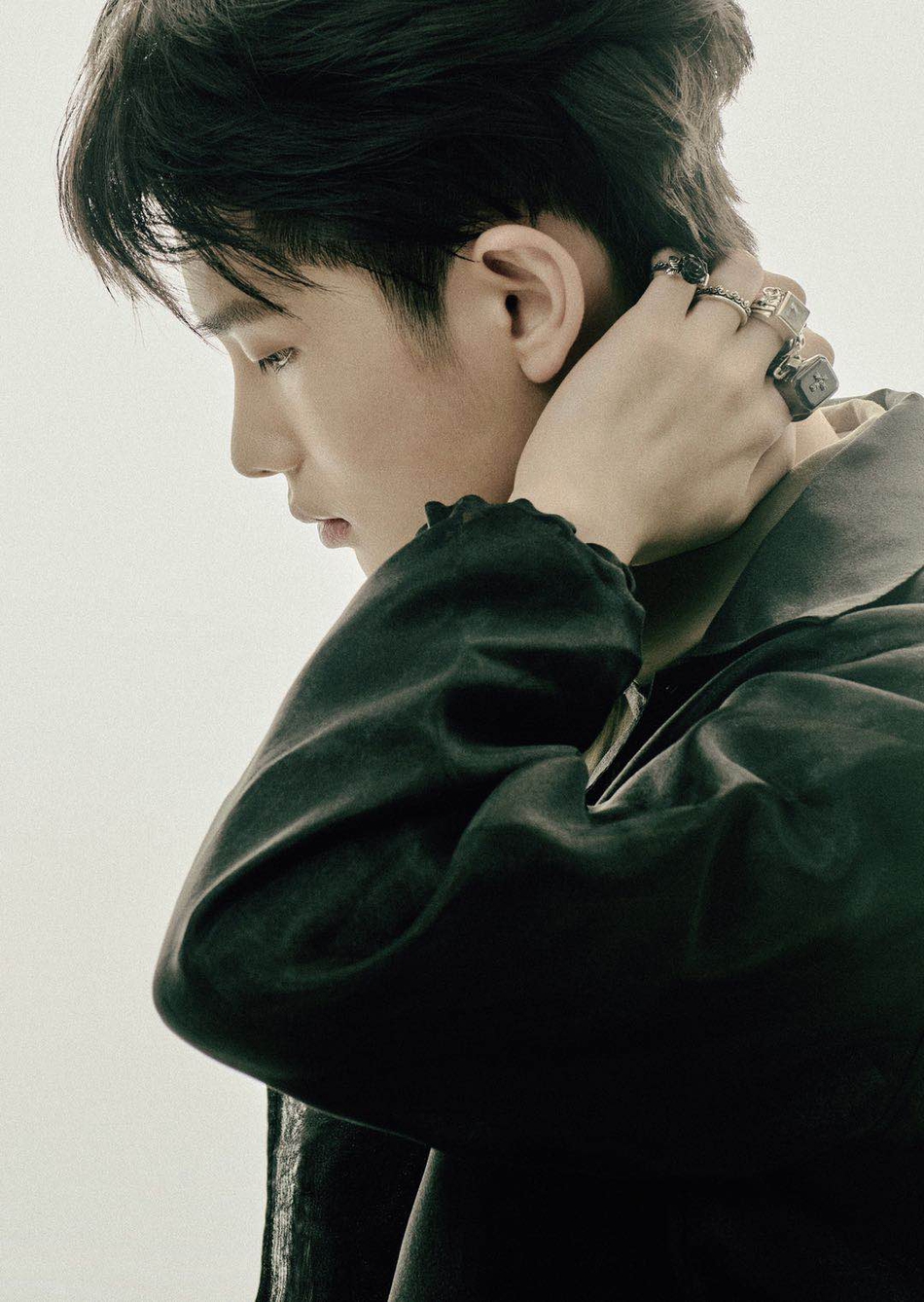 周震南写真大片曝光 黑色夹克酷帅不羁_高清图集_新浪网