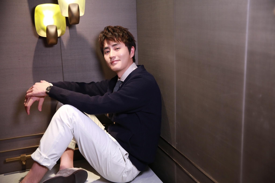 杨玏写真曝光 简约造型清爽帅气_高清图集_新浪网