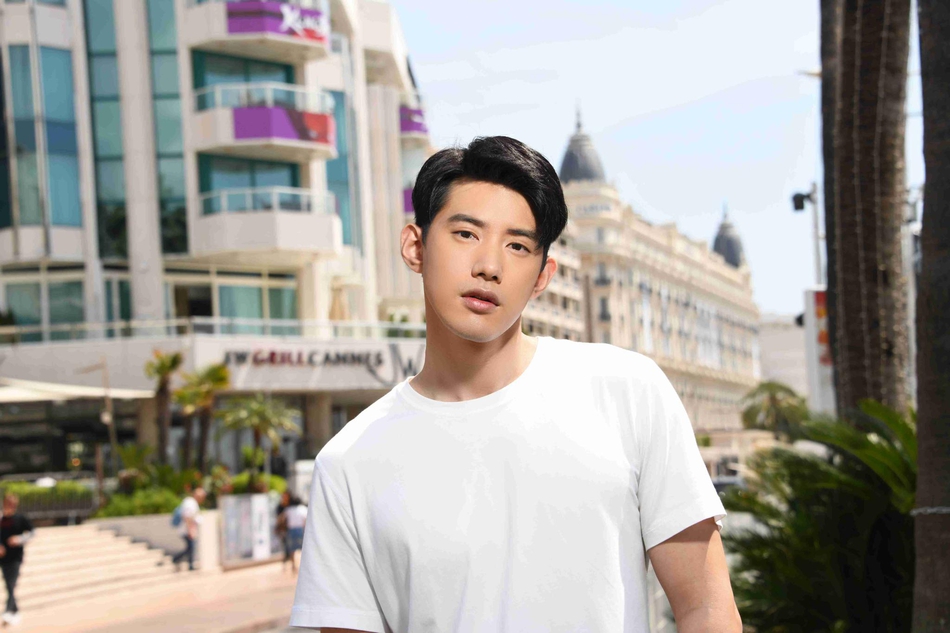 吴建飞法国写真曝光 浪漫随性演绎法式优雅