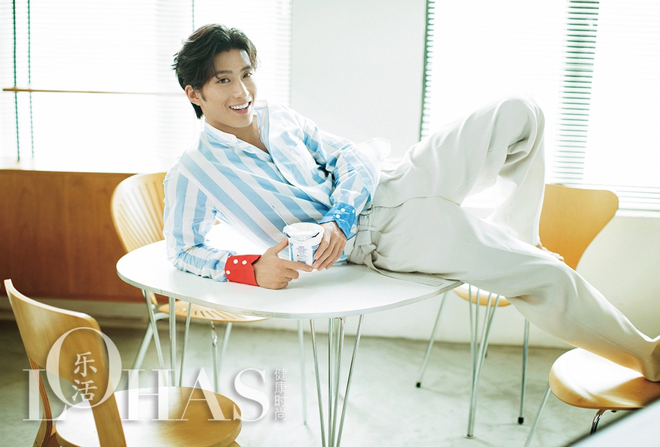 窦骁封面氧气感十足 清新活力展暖男气质