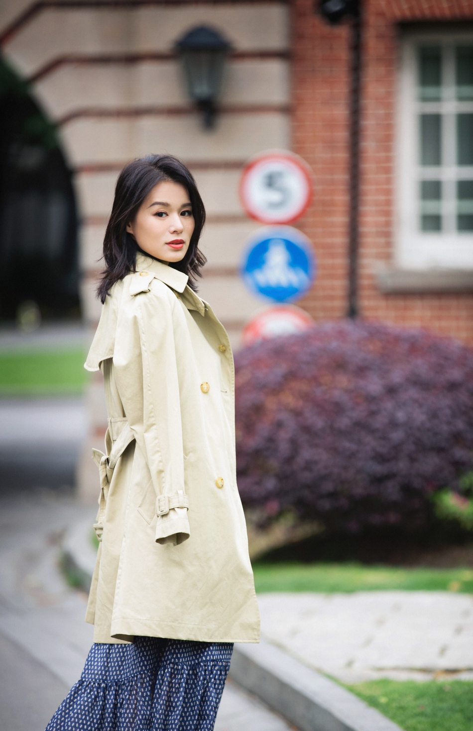 胡杏儿亮相时尚活动 硬朗柔美兼具