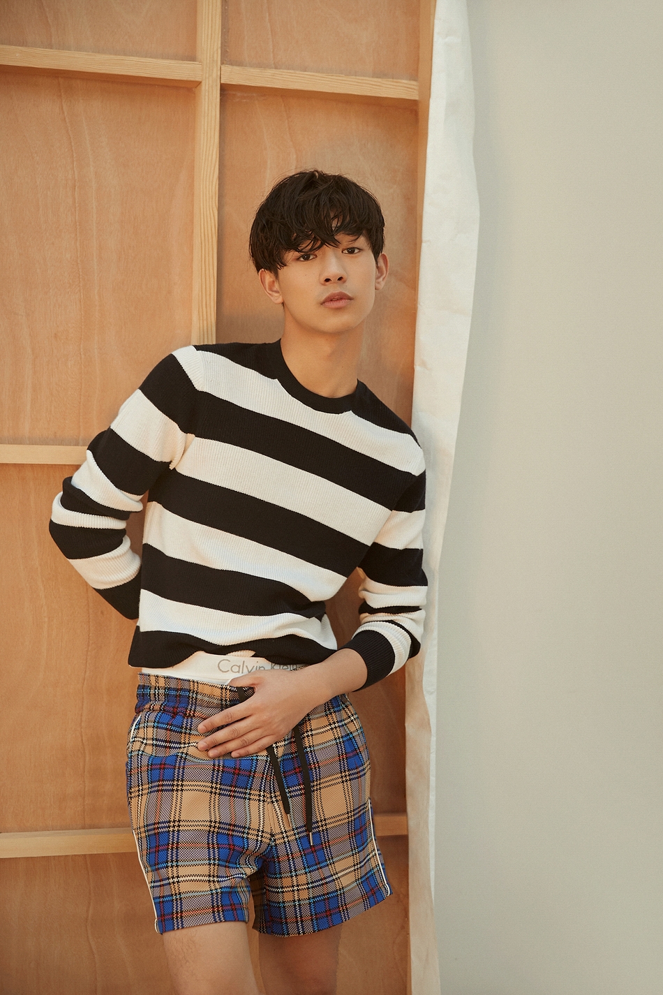 演员张宥浩曝光写真大片 化身呆萌犬系少年